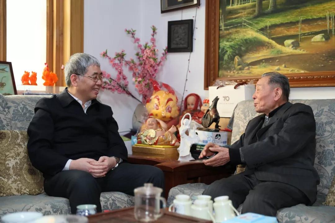 党的建设党组成员走访慰问