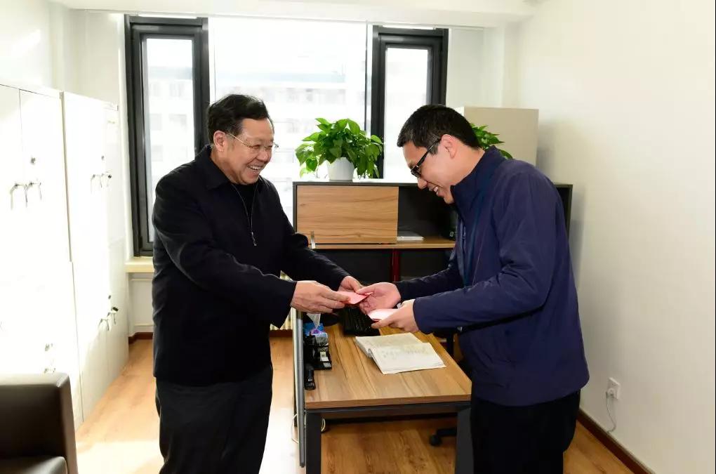 党的建设党组成员走访慰问