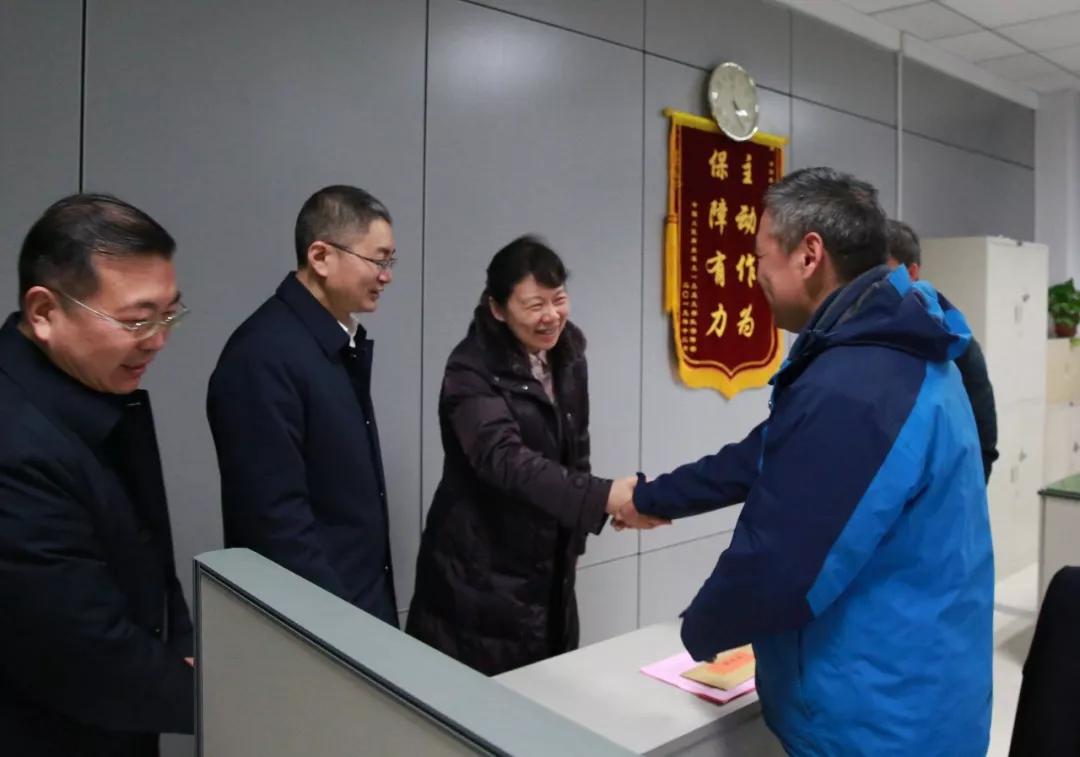 党的建设党组成员走访慰问