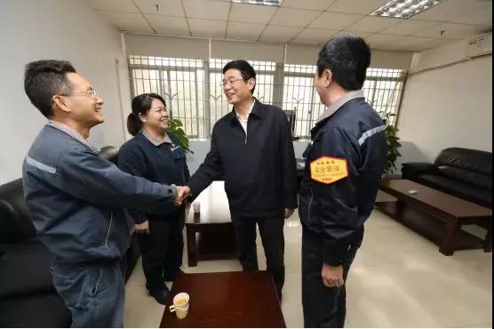 党的建设党组成员走访慰问