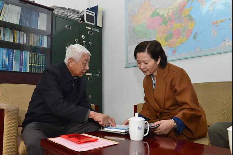 党的建设党组成员走访慰问